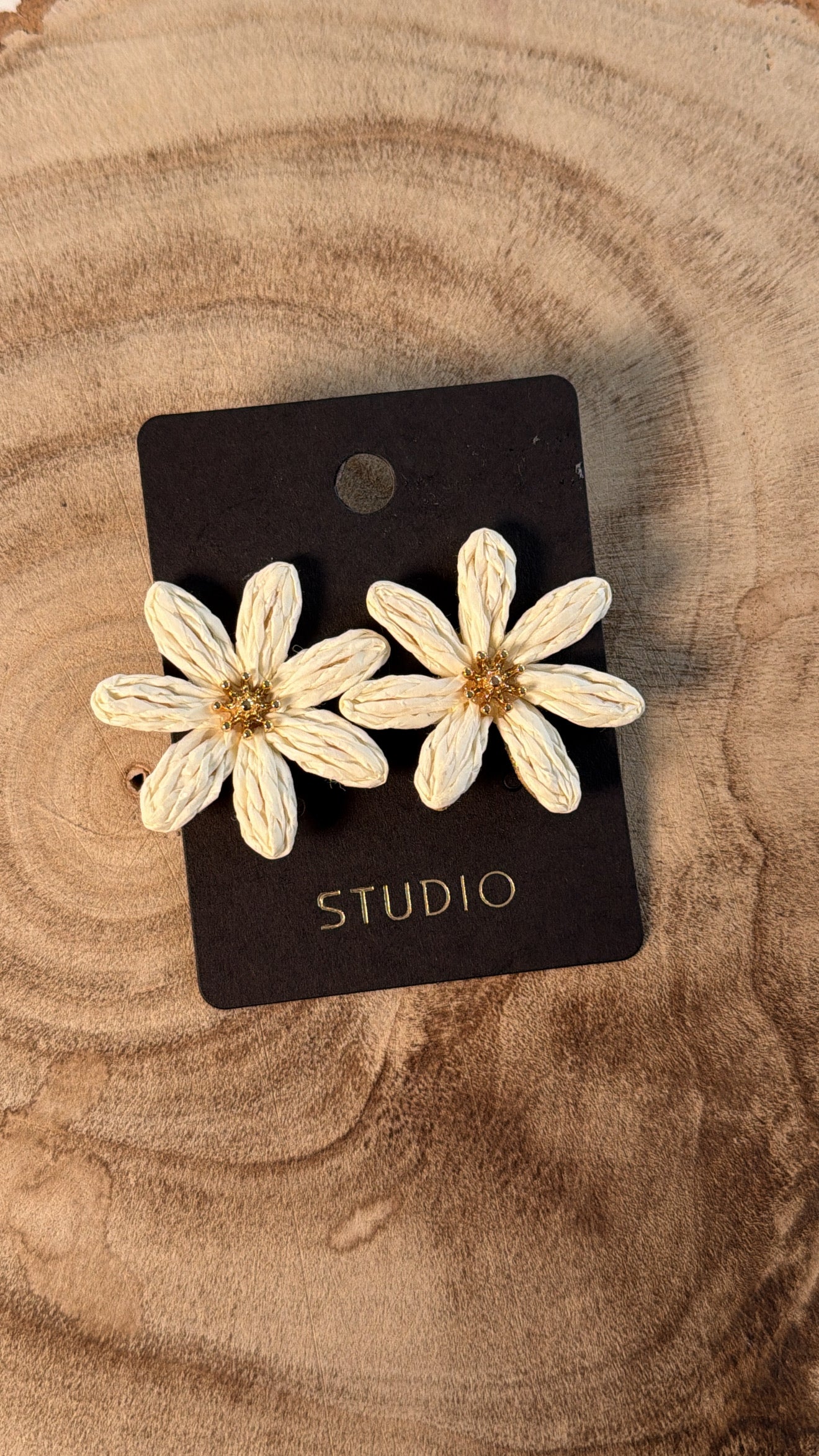 Sandy Spark Daisy Earrings - Cream