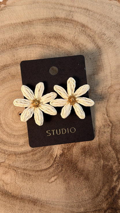 Sandy Spark Daisy Earrings - Cream