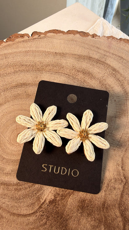 Sandy Spark Daisy Earrings - Cream