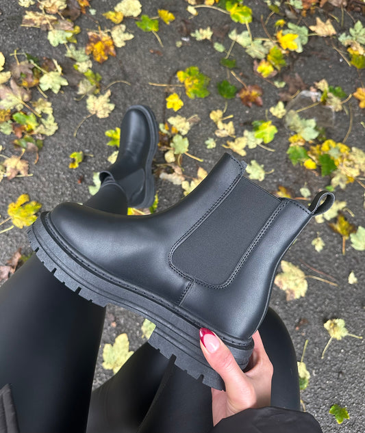 Black Makayla Chelsea Boots